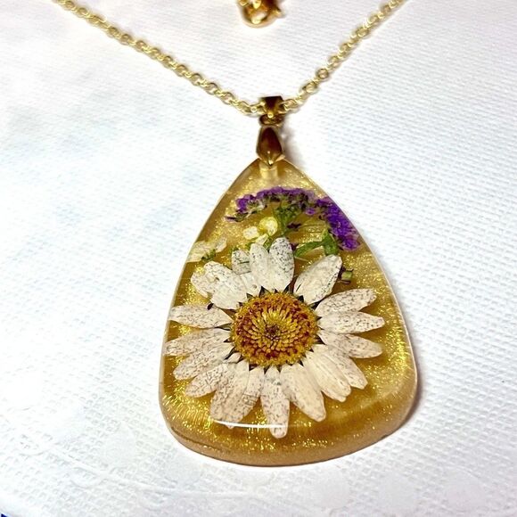 Unbranded Jewelry - Handmade Dried Daisy Flower In Pendant Necklace Gold Resin  20" Chain 2" Pendant